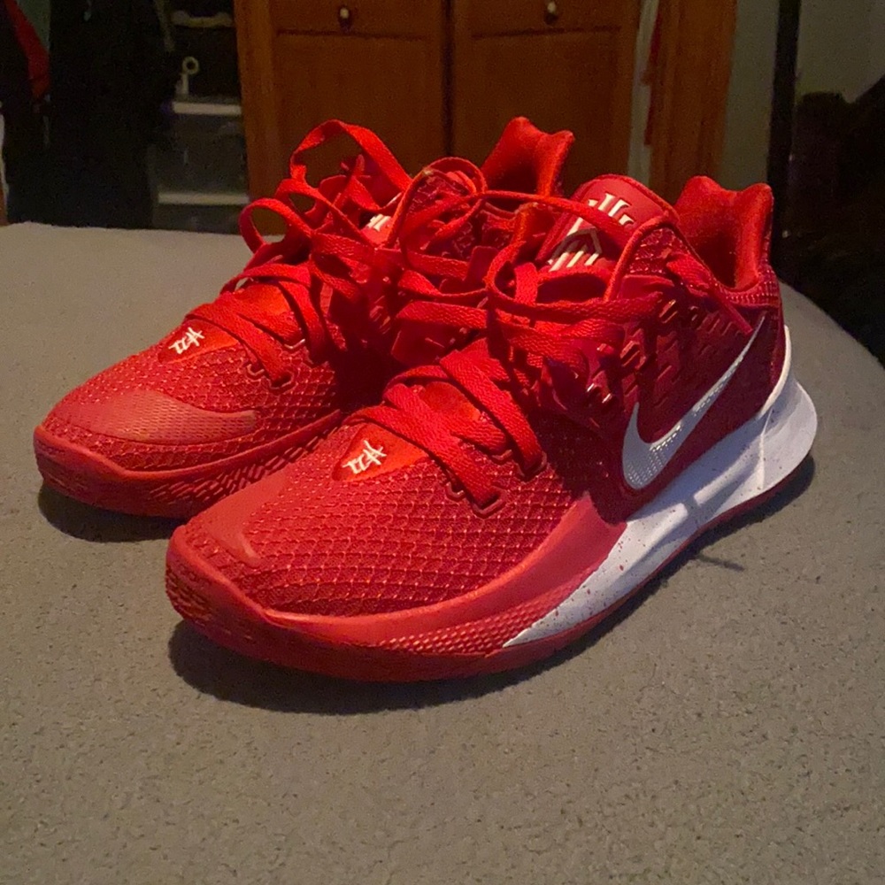 Kyrie 2 Low “Gym Red”